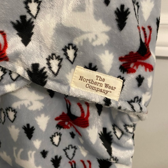 GENTLY USED SHERPA LINED BABY SWADDLE - Picture 3 of 9